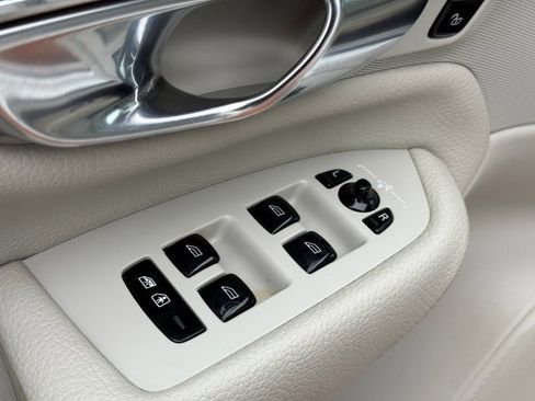 Used 2017 Volvo XC90 T6 Momentum w/ Vision Package image 11