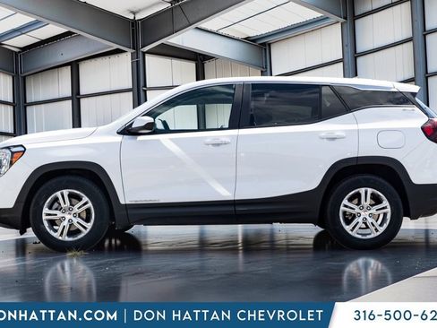 Used 2024 GMC Terrain SLE FWD image 2