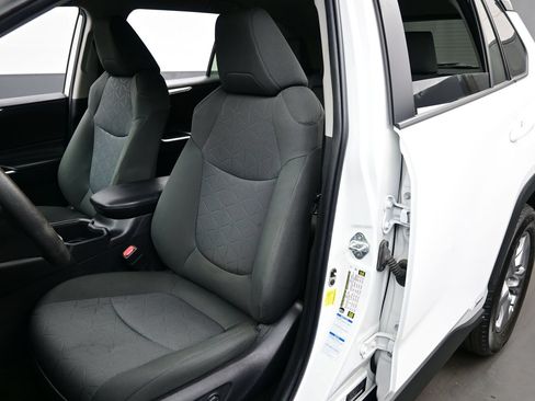 Used 2022 Toyota RAV4 XLE AWD/4WD image 12