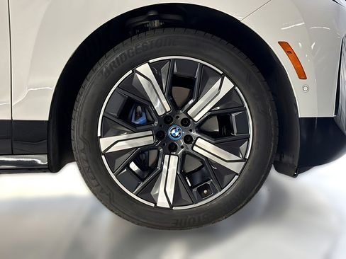 Used 2024 BMW iX xDrive50 w/ Premium Package AWD/4WD image 13