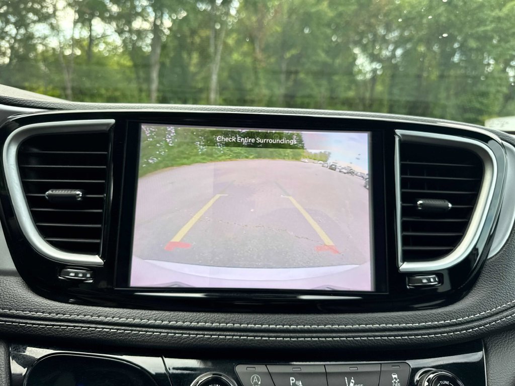 Used 2025 Chrysler Pacifica Limited FWD image 22