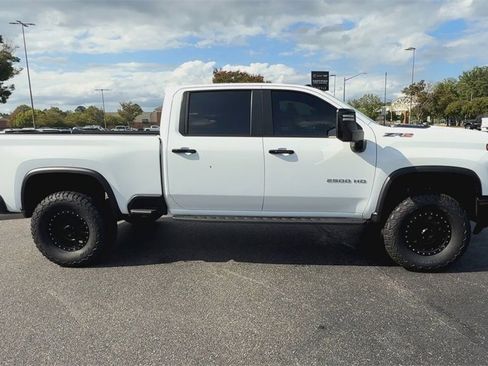 Used 2024 Chevrolet Silverado 2500 ZR2 w/ Technology Package image 9