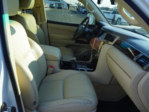 Used 2014 Lexus LX 570 4WD image 28