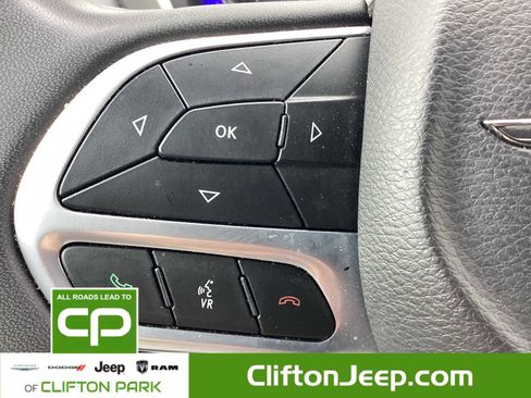 Certified 2024 Chrysler Pacifica Touring-L image 24