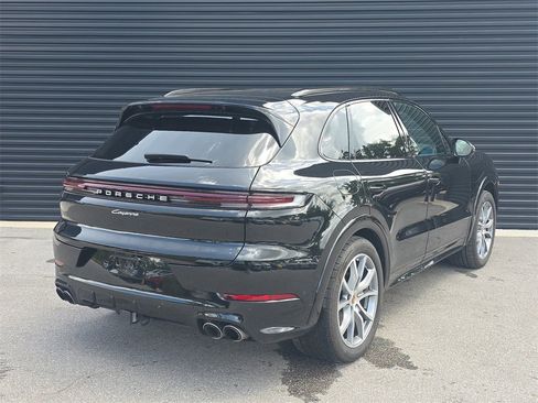 Used 2025 Porsche Cayenne image 7