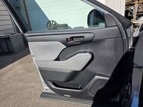 Used 2022 Toyota Highlander L image 15