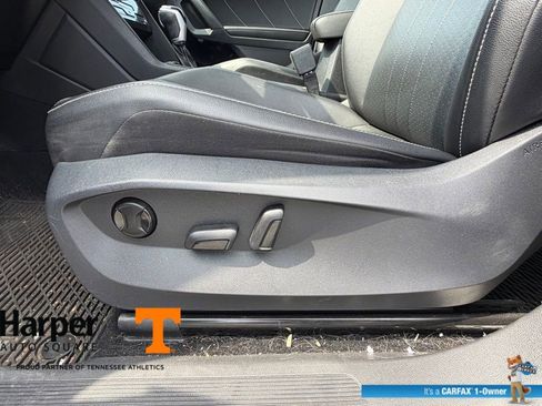 Used 2022 Volkswagen Tiguan SE w/ Panoramic Sunroof Package image 19