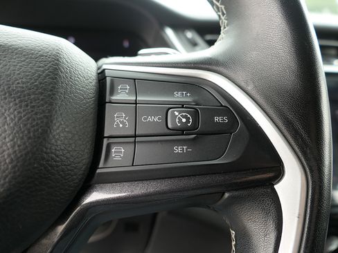 Used 2022 Jeep Grand Cherokee Altitude AWD/4WD image 15