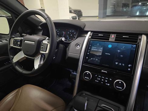Used 2025 Land Rover Discovery Dynamic SE image 10