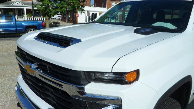 Used 2024 Chevrolet Silverado 2500 LT w/ Convenience Package AWD/4WD image 3