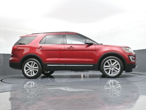 Used 2017 Ford Explorer XLT w/ Equipment Group 202A image 27