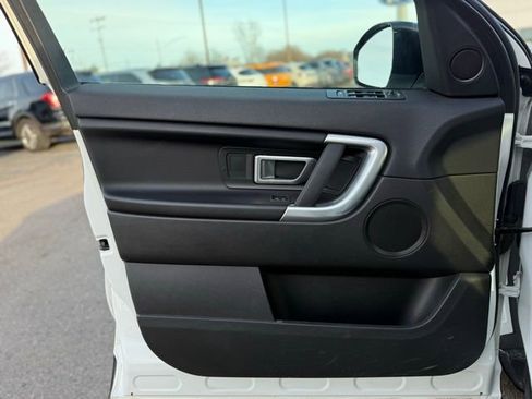 Used 2018 Land Rover Discovery Sport SE image 12