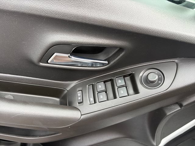 Used 2018 Chevrolet Trax LS FWD image 18