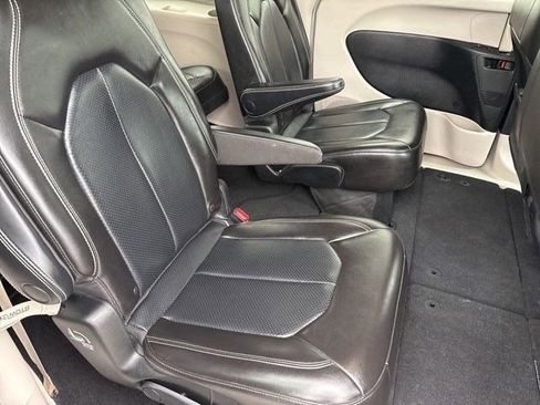 Used 2020 Chrysler Voyager Lxi image 37