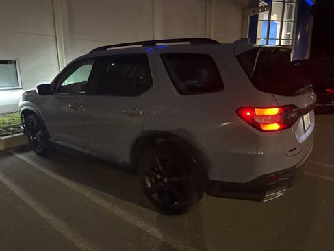 Used 2025 Honda Pilot Sport image 16