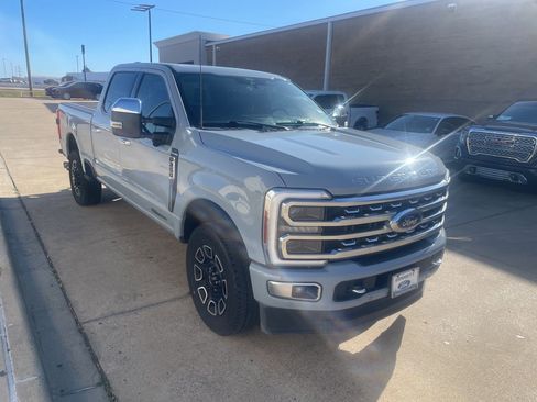 Used 2024 Ford F250 Platinum w/ FX4 Off-Road Package image 4