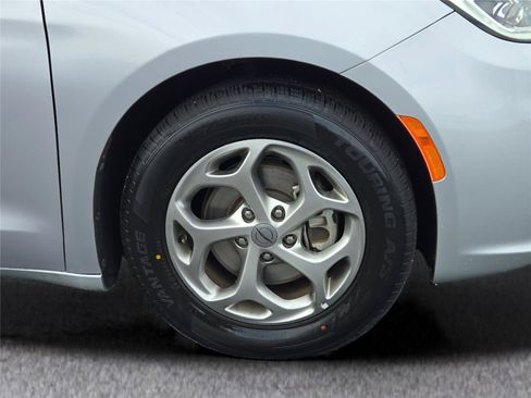 Used 2024 Chrysler Pacifica Limited FWD image 4