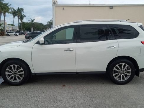 Used 2015 Nissan Pathfinder SV image 1