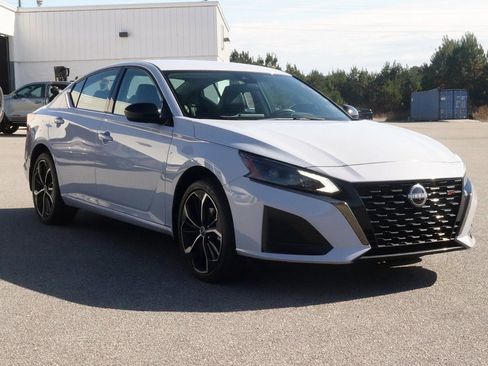 Used 2025 Nissan Altima 2.5 SR image 3