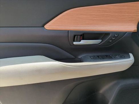 Certified 2025 Toyota Grand Highlander AWD Hybrid image 11