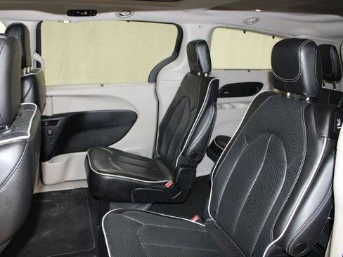 Used 2023 Chrysler Pacifica Limited FWD image 21