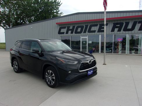 Used 2021 Toyota Highlander XLE AWD/4WD image 1