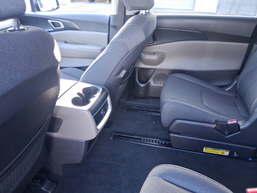 Used 2026 Kia Carnival LX FWD image 18