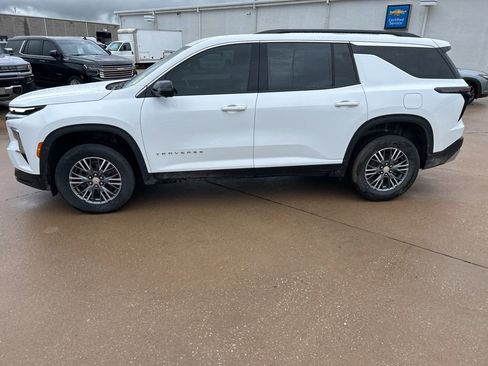 Used 2024 Chevrolet Traverse LT w/ Trailering Package FWD image 2