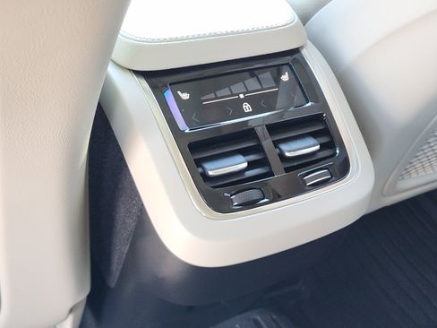 Used 2022 Volvo XC90 T6 Momentum w/ Advanced Package image 38