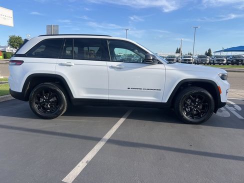 Used 2024 Jeep Grand Cherokee Altitude RWD image 12