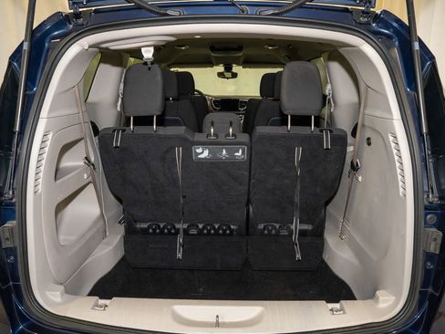 Used 2017 Chrysler Pacifica Touring image 5