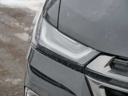 Used 2023 Chevrolet Traverse RS image 3