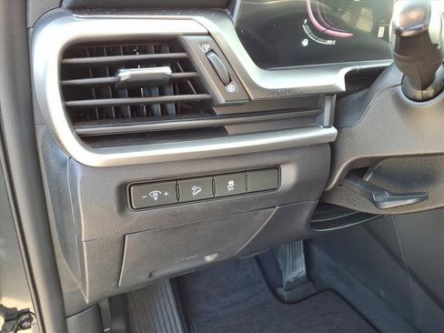 Used 2023 Kia Telluride LX image 19