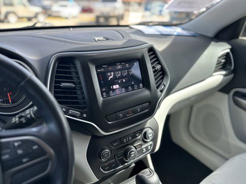 Used 2021 Jeep Cherokee Latitude Plus image 18