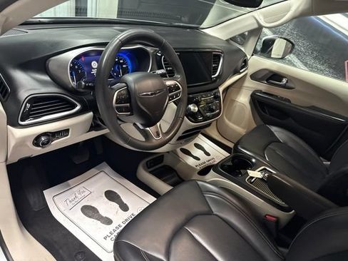 Used 2023 Chrysler Pacifica Touring-L FWD image 6