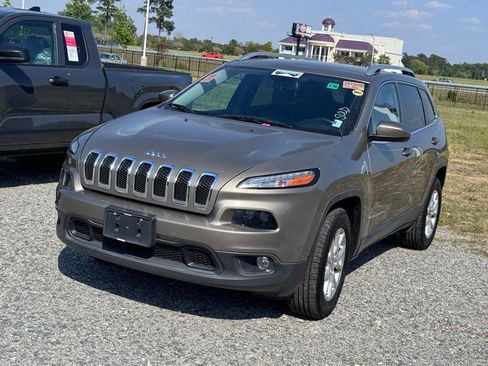 Used 2017 Jeep Cherokee Latitude w/ True North Edition AWD/4WD image 3