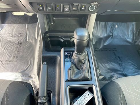 Used 2020 Toyota Tacoma TRD Off-Road w/ Technology Package AWD/4WD image 17