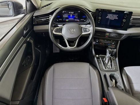 Used 2025 Volkswagen Jetta SE FWD image 20