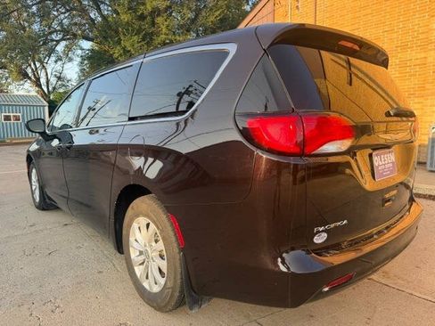 Used 2017 Chrysler Pacifica Touring w/ Tire & Wheel Group FWD image 23