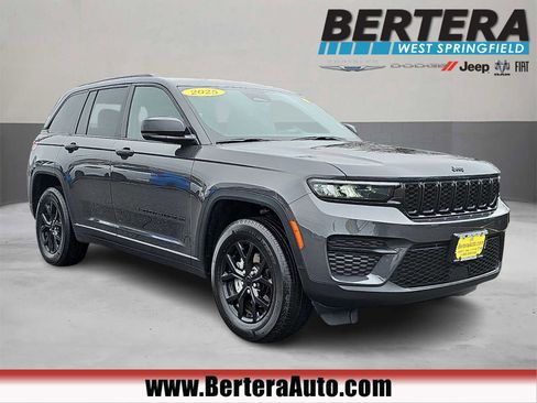 Used 2025 Jeep Grand Cherokee Altitude image 1