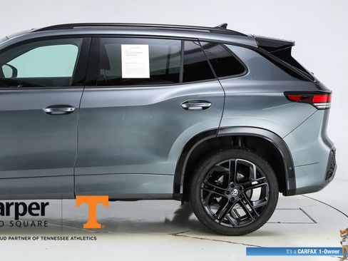 Used 2025 Volkswagen Tiguan SE R-Line AWD/4WD image 4
