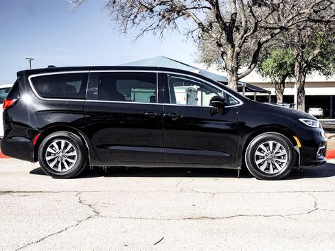 Used 2024 Chrysler Pacifica Select image 4