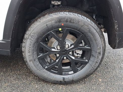 New 2025 Jeep Grand Cherokee Altitude image 8