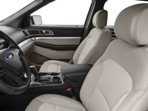 Used 2017 Ford Explorer XLT FWD image 9