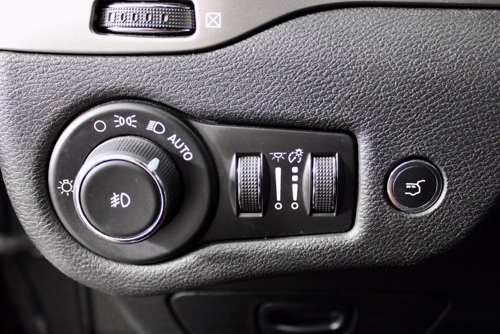 Used 2019 Jeep Cherokee Limited AWD/4WD image 19