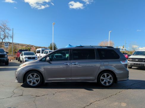 Used 2018 Toyota Sienna SE image 7