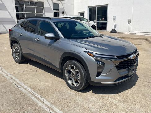 Used 2024 Chevrolet Trax LT FWD image 2