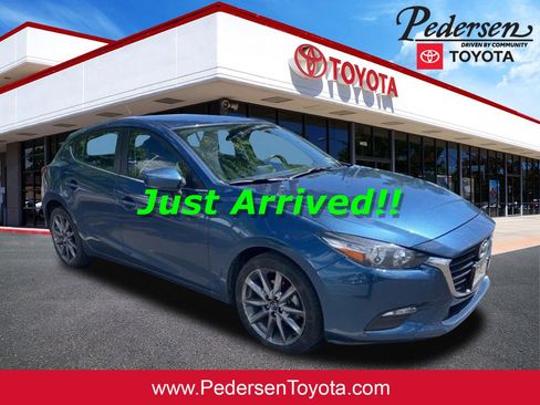 Used 2018 MAZDA MAZDA3 Touring FWD image 1