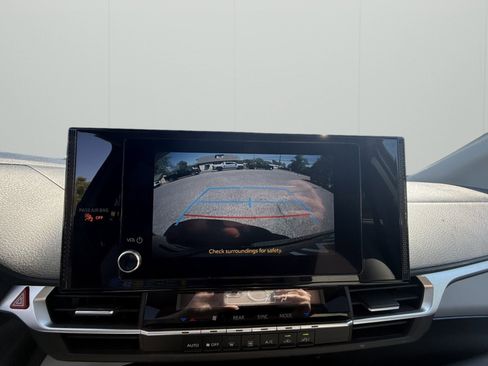 Used 2025 Toyota Sienna LE FWD image 15
