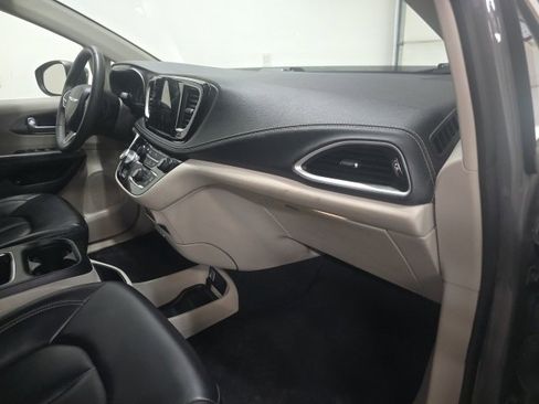 Used 2023 Chrysler Pacifica Touring-L image 4